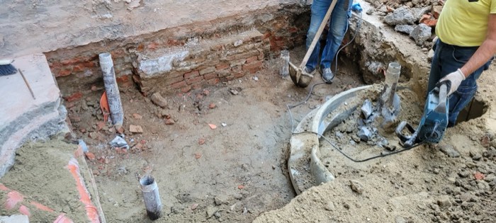 Scavo di una nuova fondazione a ridosso della muratura esistente di un condominio, per il vano di un ascensore esterno