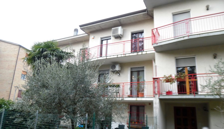 Facciata di un condominio nel suo stato attuale, prima di un intervento di ristrutturazione