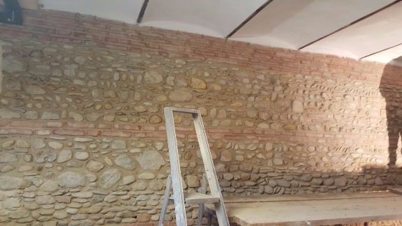 Muratura in sasso e mattoni a vista durante il restauro