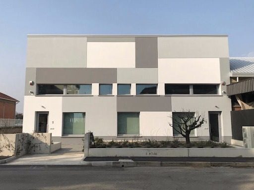 Facciata completata della palazzina uffici Cliper dopo la riqualificazione energetica