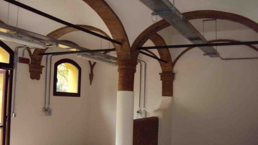 Spazio interno con archi e impianti