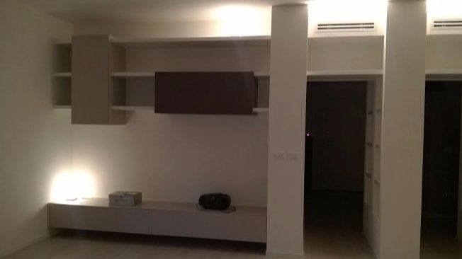 Zona giorno con arredi e illuminazione