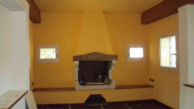 Interno con camino e finiture