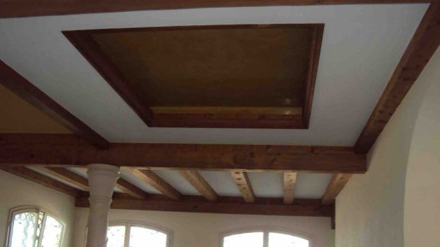 Soffitto con travi e dettaglio interno