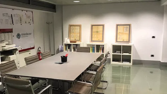 Sala riunioni ICEA con progetti storici alle pareti