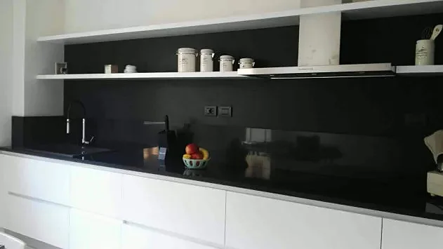Cucina ristrutturata con finiture moderne