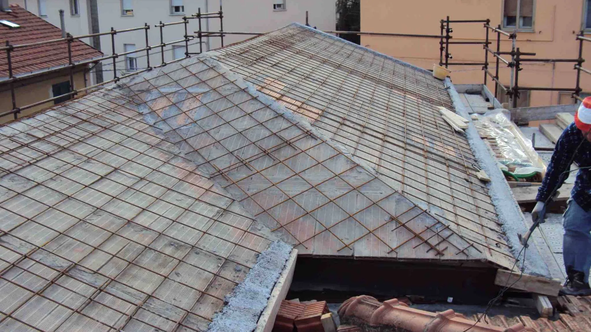 Rinforzo di copertura con rete metallica sopra il manto di tegole